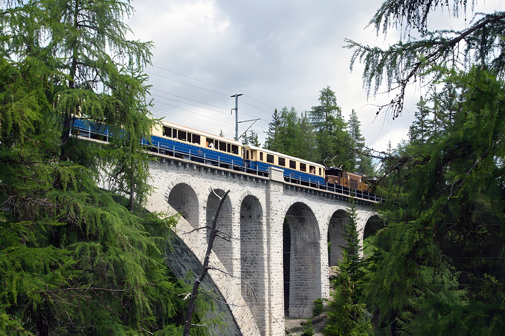 Exklusiv-Paket: «Glacier Pullman-Express» von St. Moritz nach Zermatt